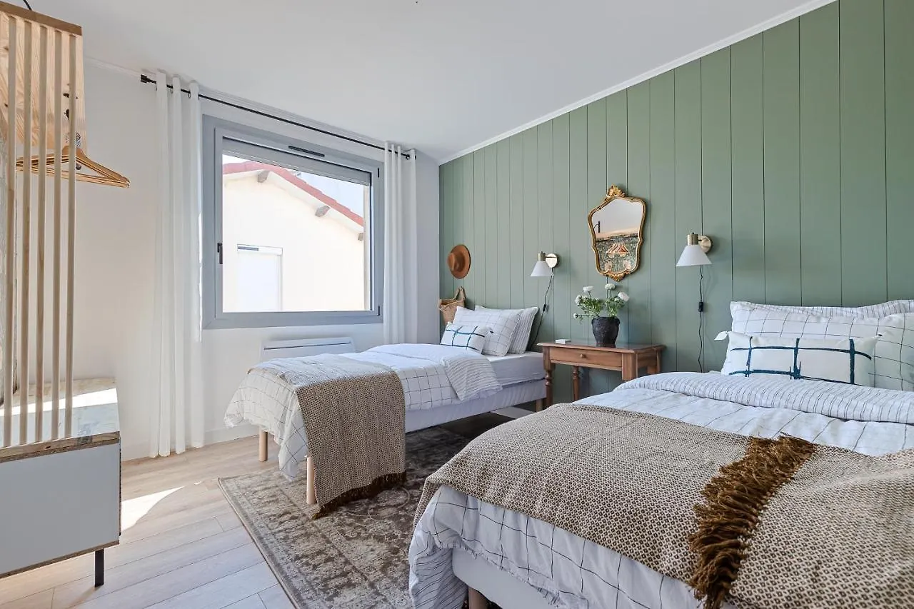 Logement 2 Chambres Spacieux Lit King Verdun Parking Gratuit Valence  Apartamento