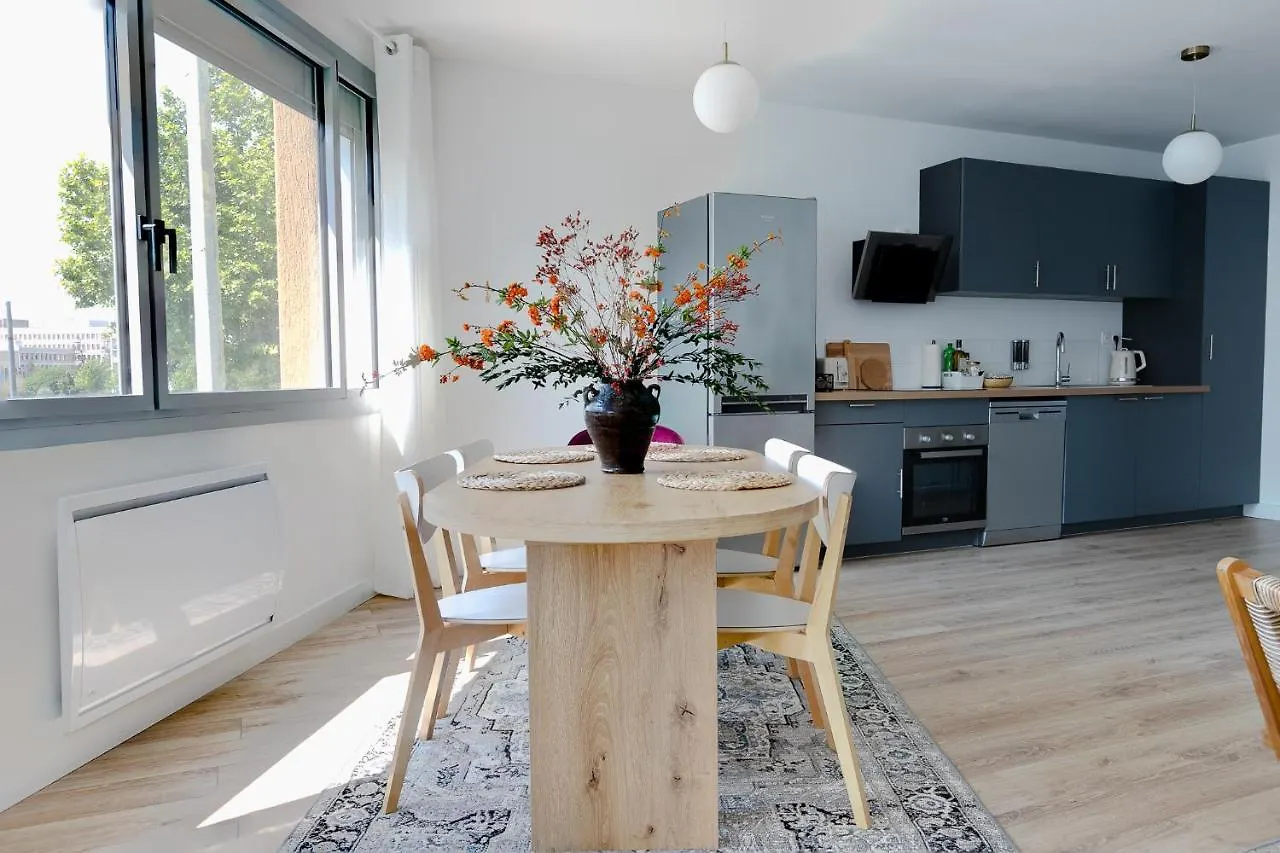 Logement 2 Chambres Spacieux Lit King Verdun Parking Gratuit Valence  Apartamento