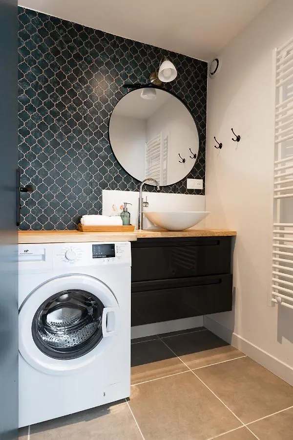 Logement 2 Chambres Spacieux Lit King Verdun Parking Gratuit Valence  Apartment