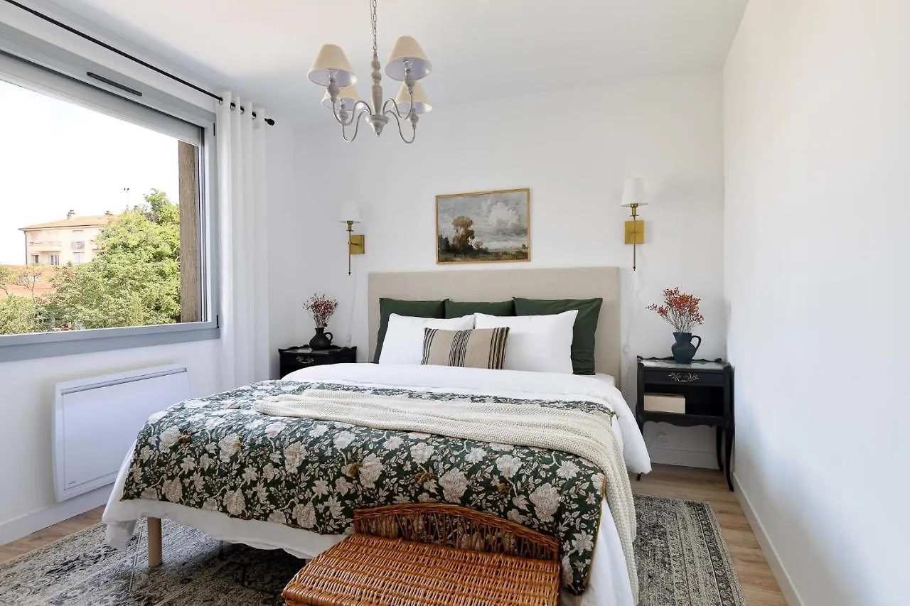 Apartment Logement 2 Chambres Spacieux Lit King Verdun Parking Gratuit Valence  France